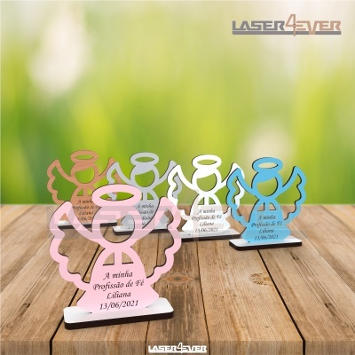 Anjos decorativos de madeira rosa, branco e azul em base branca sobre madeira