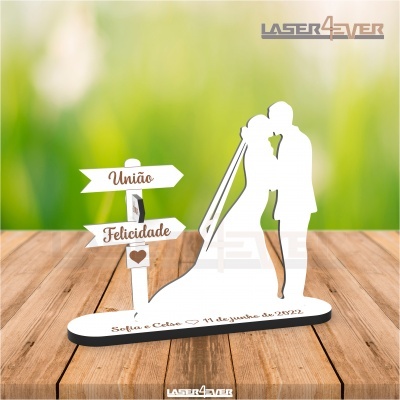 Escultura decorativa casal abraçado com placas Uniã o e Felicidade e nomes com data gravados