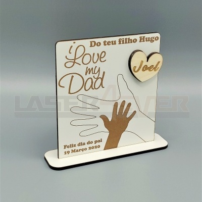 Placa decorativa Dia do Pai em madeira com texto e recorte de mãos e coração