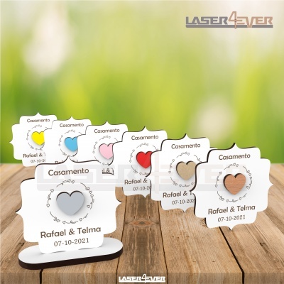 Lembranças de casamento de madeira com corações coloridos e nomes do casal