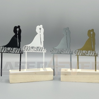 quatro toppers de bolo de casamento em aço inoxidável com diferentes acabamentos e base de madeira