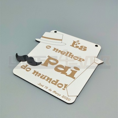 Placa decorativa branca em madeira com texto e motivos de chapéu e bigode