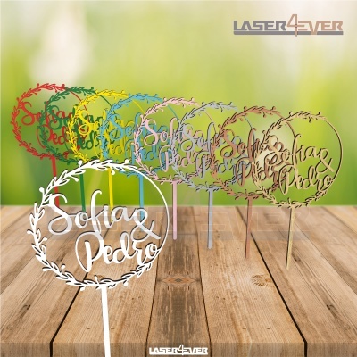 Toppers para bolos coloridos com os nomes Sofia & Pedro em acrílico e estrutura de folhas