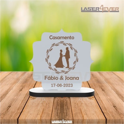 Placa decorativa de casamento em acrílico com texto e silhueta de casal