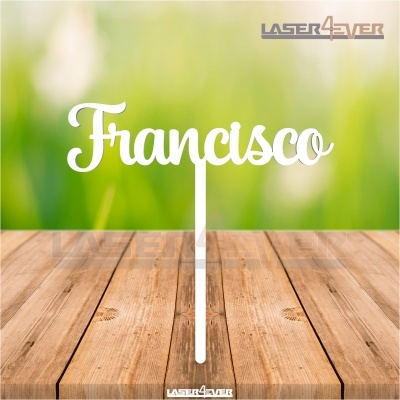 Topper acrílico branco com nome Francisco em mesa de madeira