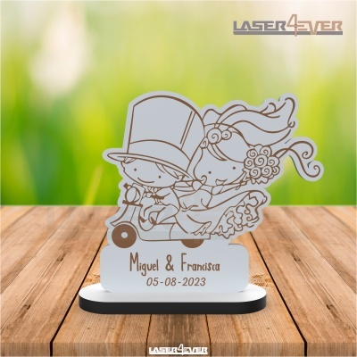 Objeto decorativo de acrílico com desenho de noivos e texto gravado