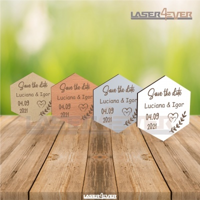 Peças hexagonais gravadas com data e nomes para evento, feitas de madeira, cortiça e acrílico sobre madeira.