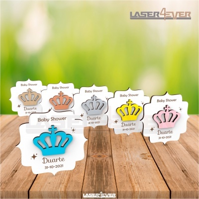 Lembranças de chá de bebé com coroas coloridas e nome Duarte em superfície de madeira