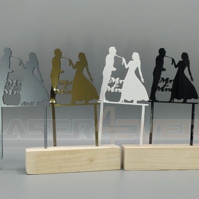 Topos de bolo de casal de noivos em metal com texto Mr & Mrs e bases de madeira