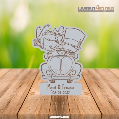 Objeto decorativo em madeira com casal de noivos gravado num carro antigo