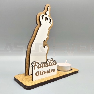 Suporte de madeira com recorte de figura e vela