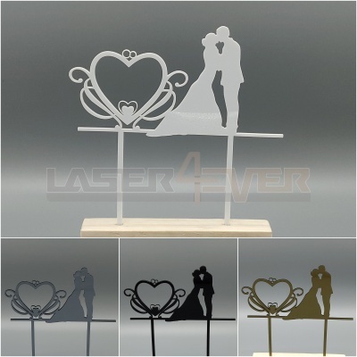 Suporte decorativo para bolo de casamento com casal e coração em metal sobre base de madeira