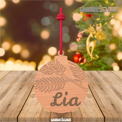 Ornamento redondo de madeira com gravura de folhas e texto Lia, pendurado por corda vermelha
