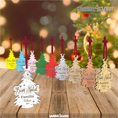 Decorações de Natal em forma de árvore de várias cores e materiais com texto gravado e cordão vermelho