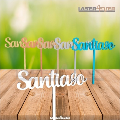 Decorações de bolo com o nome Santiago em vários estilos e cores