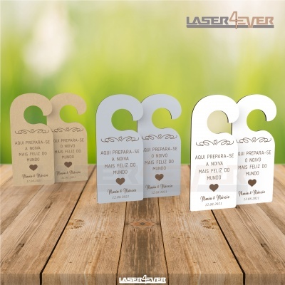 Ganchos de porta para noiva em madeira com frase e nomes gravados, em três cores.