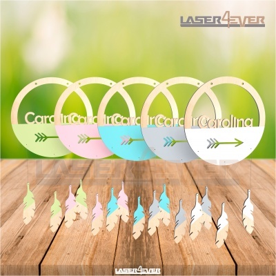 Cinco círculos decorativos de madeira com nome 'Carolina' em várias cores com penas penduradas