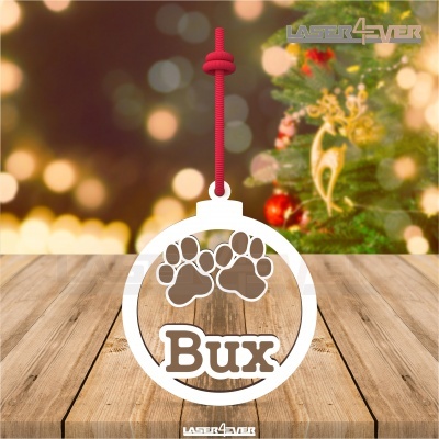 Suspensão em forma de bola branca com pegadas e nome Bux, pendurada com cordão vermelho