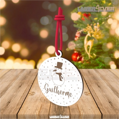 Ornamento de natal redondo com boneco de neve e nome 'Guilherme' pendurado com cordão vermelho