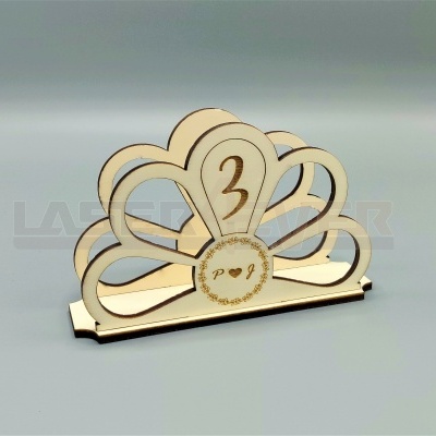Suporte para guardanapos em madeira com número 3 e símbolos decorativos