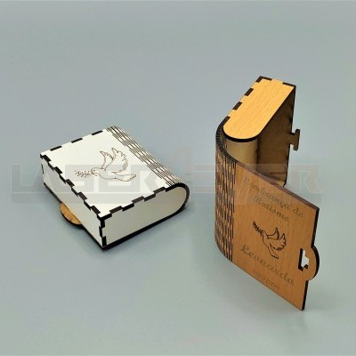 duas caixas pequenas de madeira com decoração e texto, sobre superfície cinza