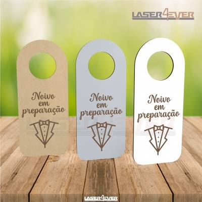 Placas de pendurar de porta com texto Noivo em preparação em três cores
