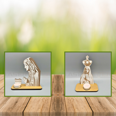 dois porta-velas em madeira com figuras religiosas e vela branca