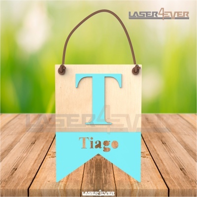 Pendente decorativo de madeira com letra T azul e nome Tiago em bronze