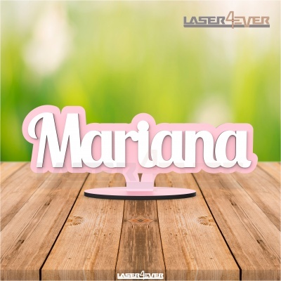 Nome personalizado 'Mariana' em madeira branco com fundo cor-de-rosa