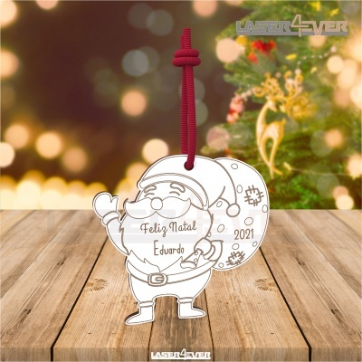 Enfeite de Natal Pai Natal branco com cordão vermelho e texto 'Feliz Natal Eduardo 2021' em superfície de madeira