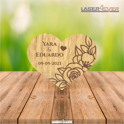 Coração de madeira gravado com nomes, data e desenho floral