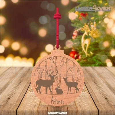 Enfeite de Natal redondo em madeira com gravura de veados e árvores, nome Afonso, pendurado com fio vermelho