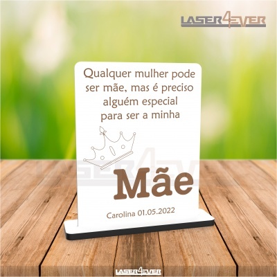Placa decorativa com mensagem sobre mãe em português sobre mesa de madeira