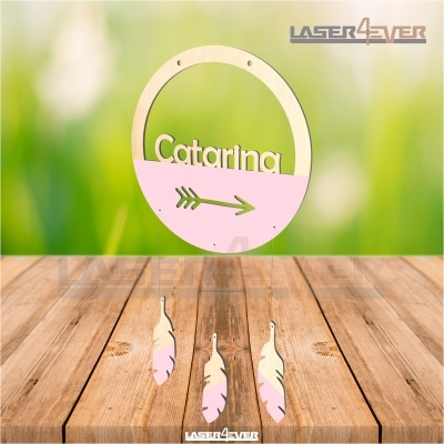 Adorno circular de madeira com nome Catarina e penas penduradas