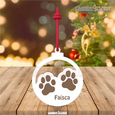 Ornamento Natal redondo branco com pegadas castanhas e nome Faísca pendurado por cordão vermelho