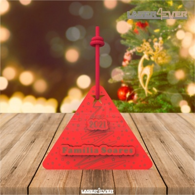 Enfeite triangular vermelho de Natal com texto localizado sobre mesa de madeira