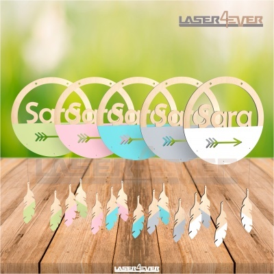 Cinco decorações de madeira com o nome Sara em diferentes cores pastel, com penas penduradas