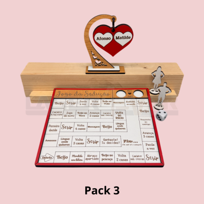 Jogo da Sedução com tabuleiro vermelho e branco, peões, dado e decoração de corações de madeira