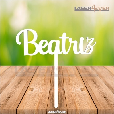 Objeto decorativo branco com o nome Beatriz em acrílico sobre madeira clara