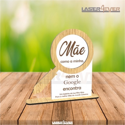 Chave decorativa de madeira com texto para mãe sobre mesa de madeira e fundo verde desfocado