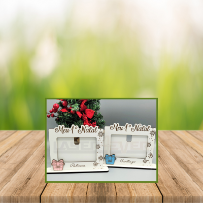 Dois porta-retratos de Natal para bebés com detalhes decorativos e nomes personalizados