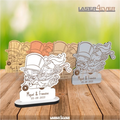 Lembranças de casamento em acrílico ou madeira com casal e texto gravado