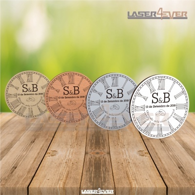 Quatro relógios decorativos em madeira com números romanos e texto S&B, 13 de Setembro de 2019, em diferentes cores