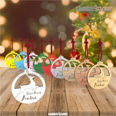 Decorações de Natal coloridas penduradas com a mensagem 'Feliz Natal André' em madeira e outros materiais.