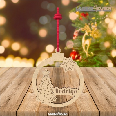 Ornamento de Natal em madeira com árvore e floco de neve, nome Rodrigo, pendurado com cordão vermelho