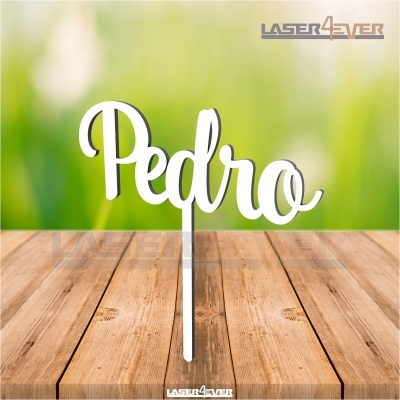 Topo de bolo branco em forma do nome Pedro sobre madeira