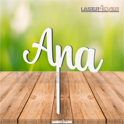 Objeto decorativo de madeira branca com o nome Ana