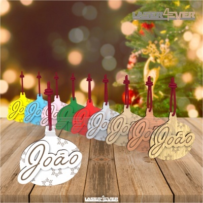 Bolas de Natal coloridas com o nome 'João' penduradas em fitas vermelhas sobre fundo festivo