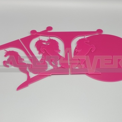 Peças cor-de-rosa com silhuetas de unicórnios sobre fundo branco