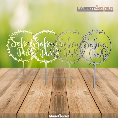 Decorações circulares personalizadas em madeira e metal com texto 'Sofia & Pedro' em fundo desfocado